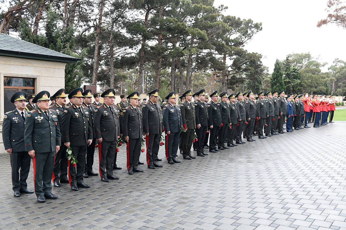 Azerbaijani Defense Ministry’s leadership visited the Second Alley of Shehids-PHOTO 