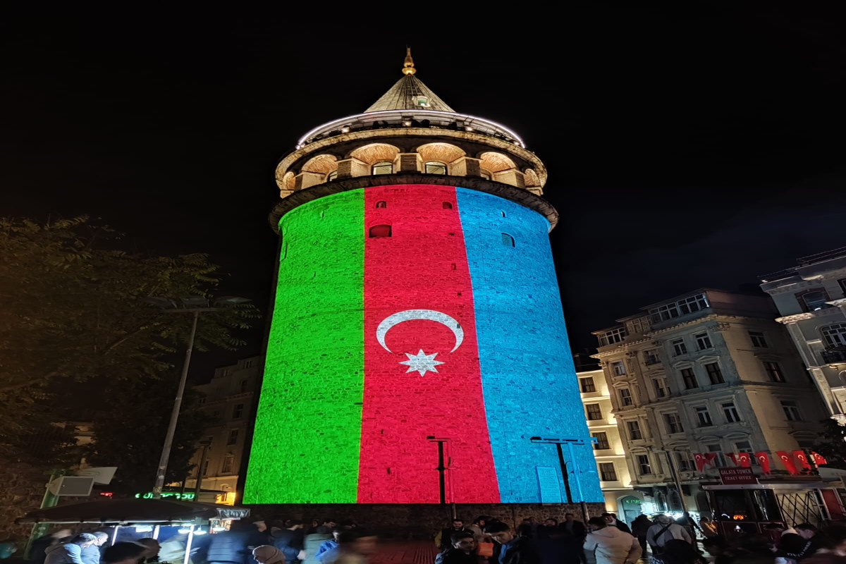 İstanbulun Şəhidlər körpüsü, Qalata Qülləsi Azərbaycan bayrağının rəngləri ilə işıqlandırılıb - FOTO 
