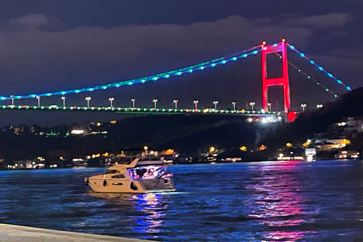 İstanbulun Şəhidlər körpüsü, Qalata Qülləsi Azərbaycan bayrağının rəngləri ilə işıqlandırılıb - FOTO 