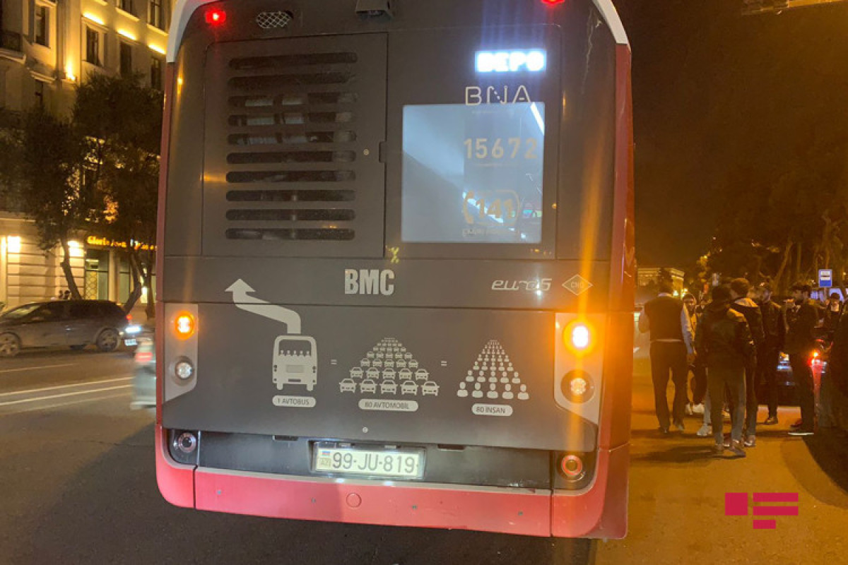 Bakıda “BakuBus” MMC-yə məxsus avtobus qəzaya uğrayıb - FOTO 