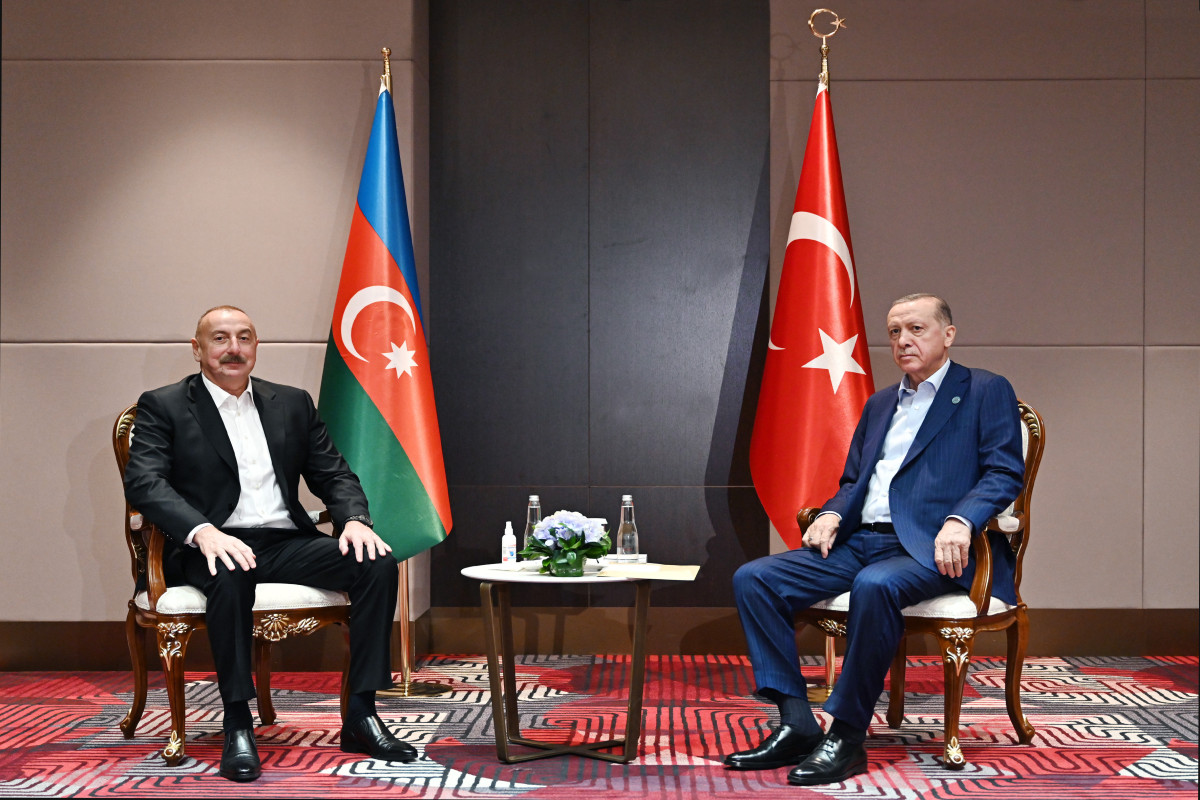 Azərbaycan Prezidenti Türkiyə lideri ilə bölgədəki vəziyyəti və Soçi görüşünün nəticələrini müzakirə edib - YENİLƏNİB  - FOTO 