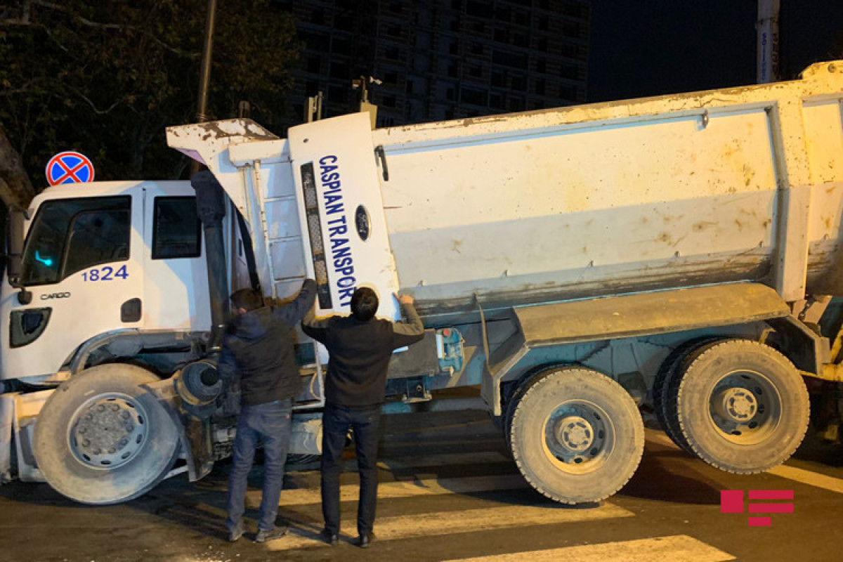 В Баку грузовик врезался в здание, есть пострадавшие-ФОТО 