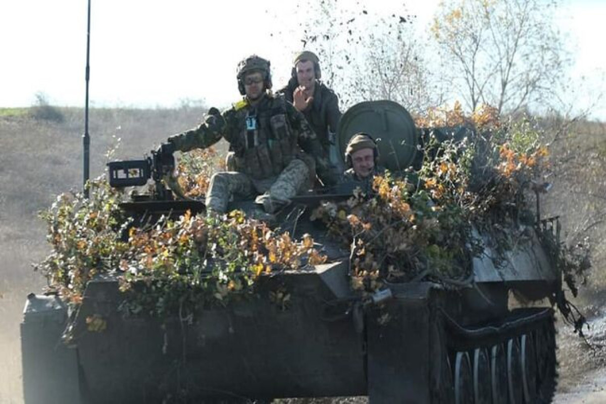 Украина размещает войска на правом берегу Днепра, российские войска укрепляются на левом берегу