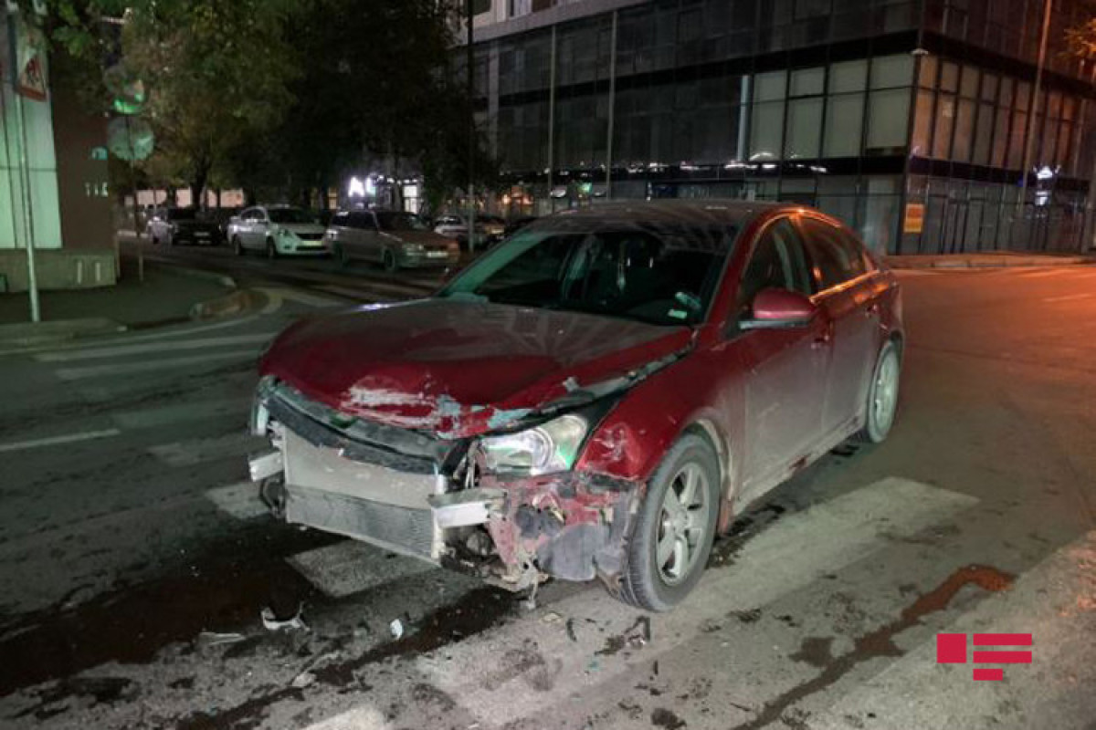 В Баку автомобиль врезался в рекламный баннер-ФОТО 