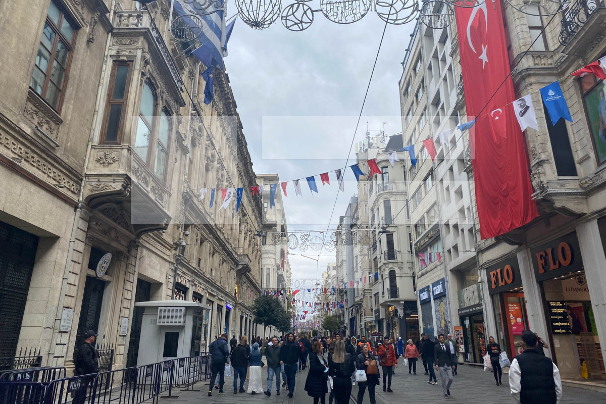 Sakinlər İstanbulda terror törədilən yerə gül dəstələri düzür - FOTO 