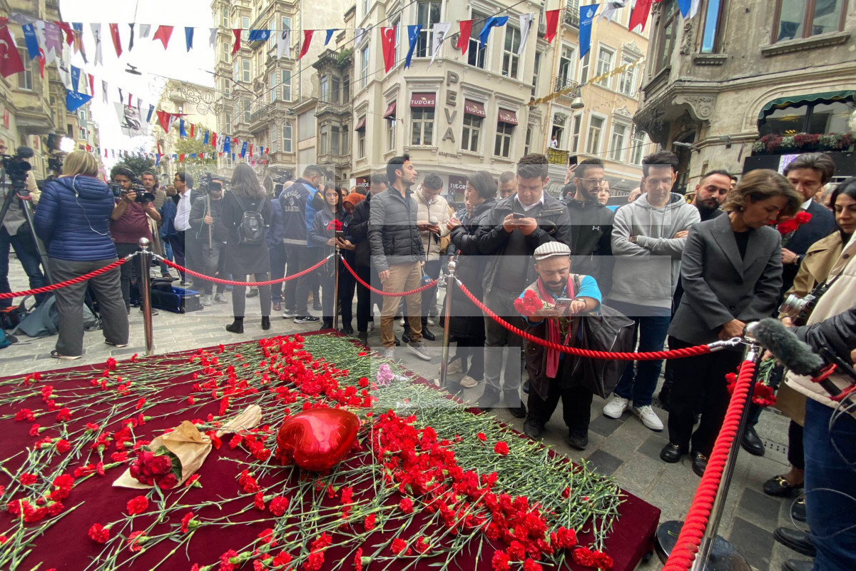 Жители возлагают цветы к месту теракта в Стамбуле