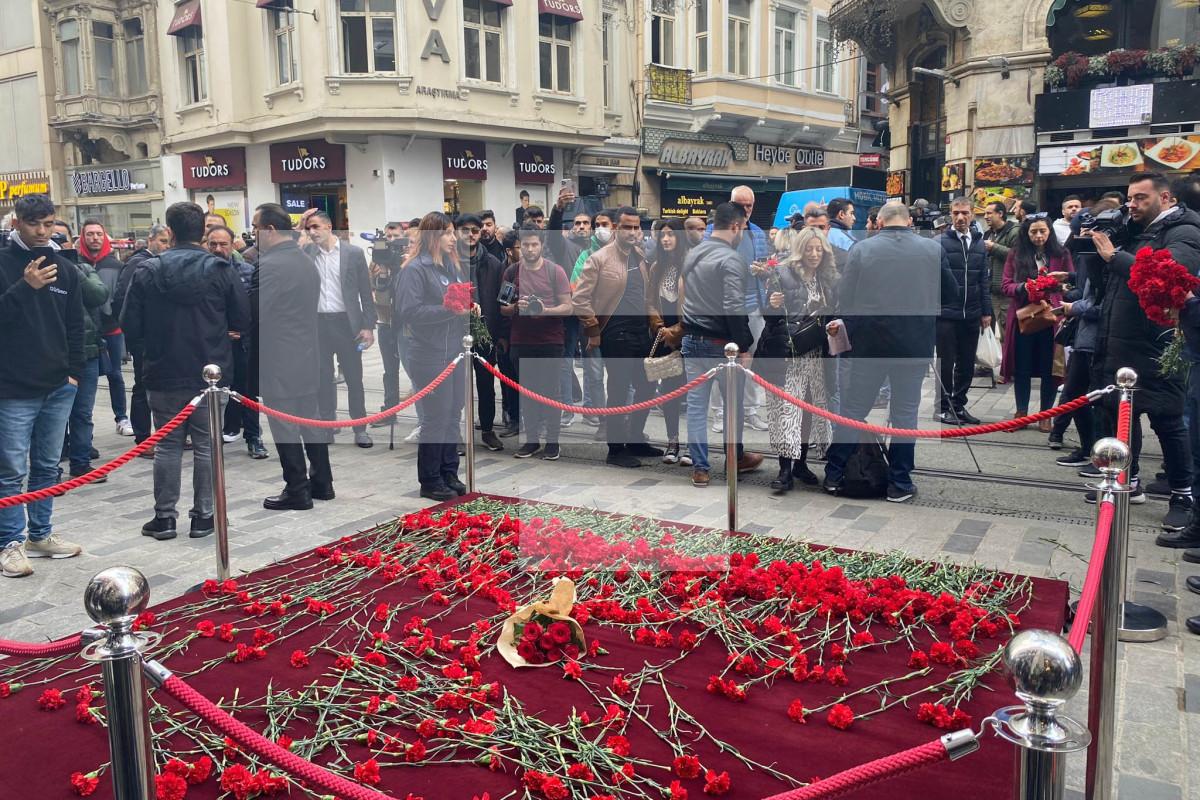 Жители возлагают цветы к месту теракта в Стамбуле