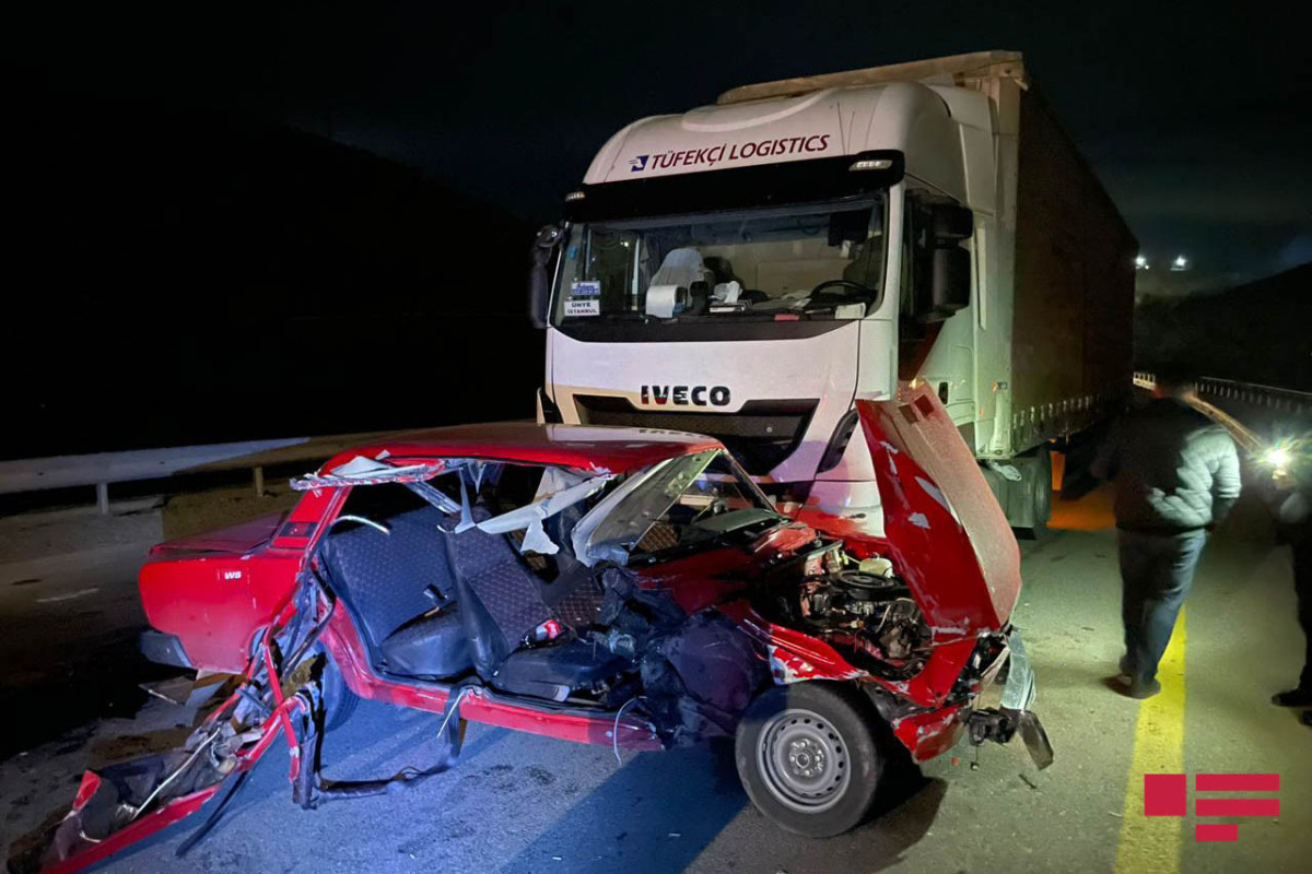 Göygöldə TIR-la minik maşını toqquşub, xəsarət alan var - FOTO 