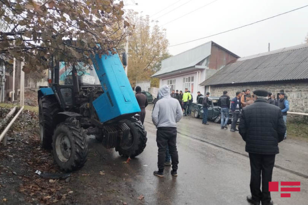 Oğuzda minik avtomobili traktorla toqquşub, ölən var - FOTO  - VİDEO 