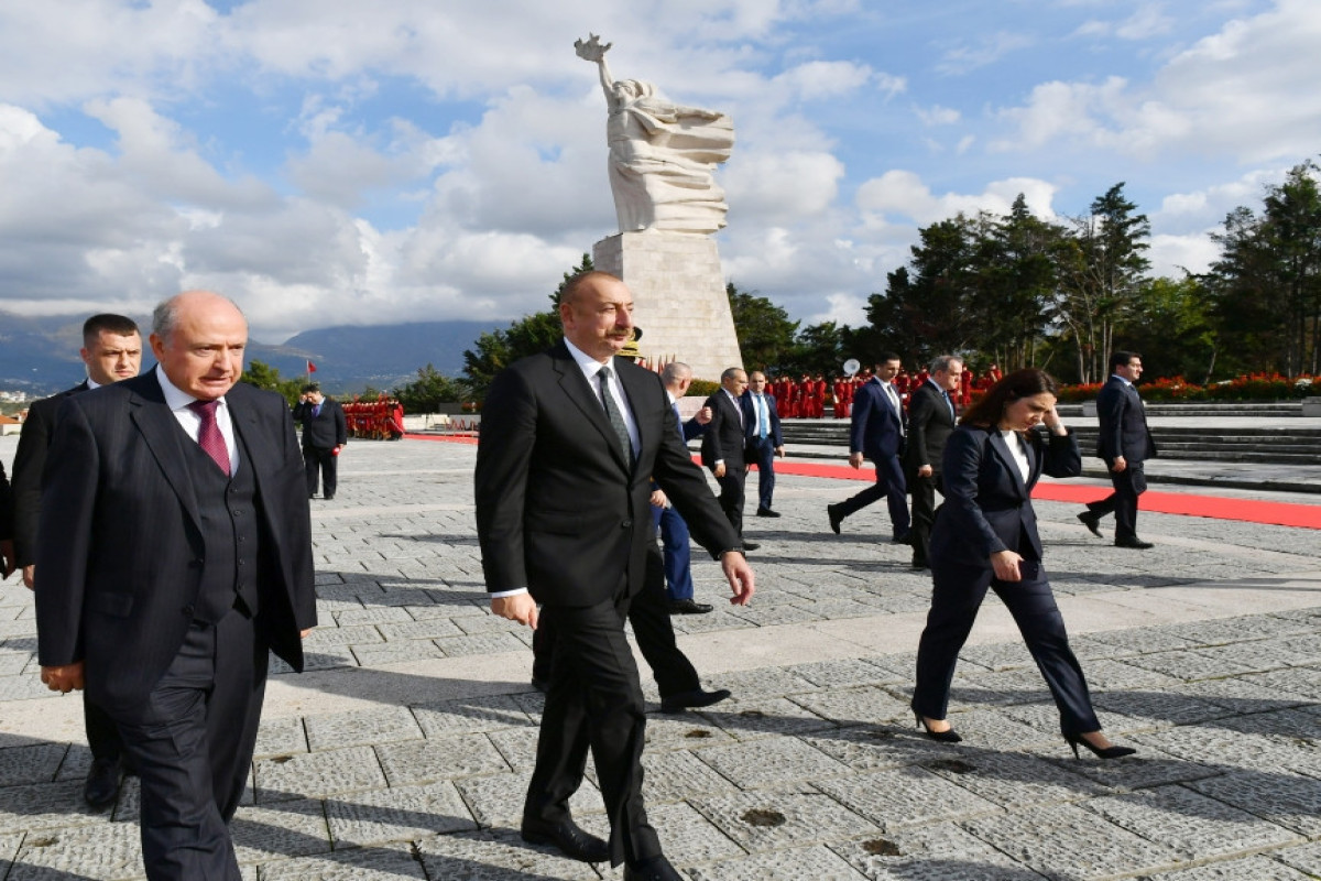 Президент Азербайджана посетил памятник «Mother Albaniya» в Тиране