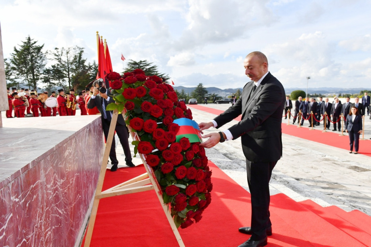 Президент Азербайджана посетил памятник «Mother Albaniya» в Тиране