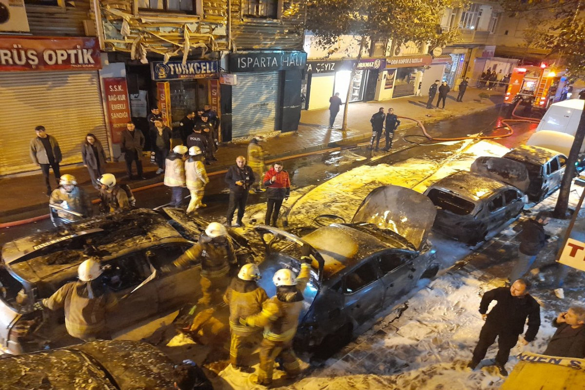İstanbulun Fatih məhəlləsində avtomobillər yanıb