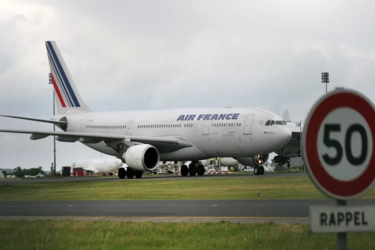 Air France employees threaten strike during Christmas