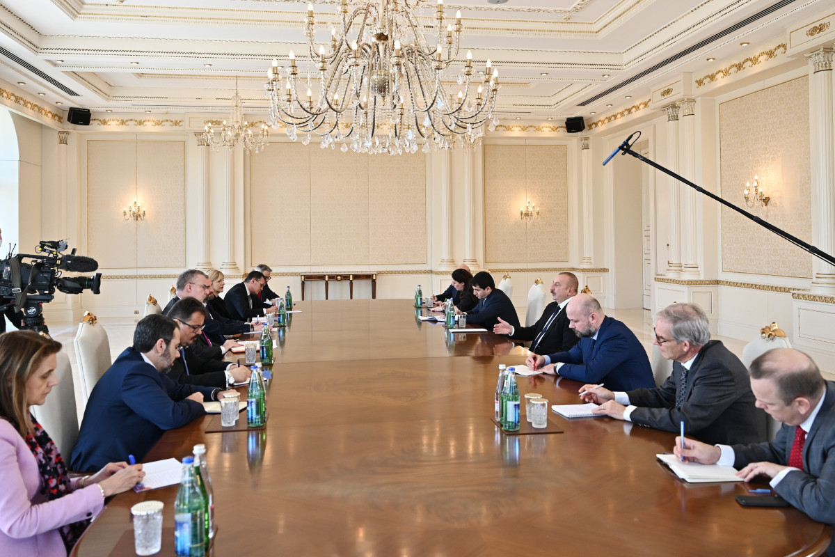 Президент Ильхам Алиев принял делегацию во главе со спецпосланником ЕС по Восточному партнерству Дирком Шубелем