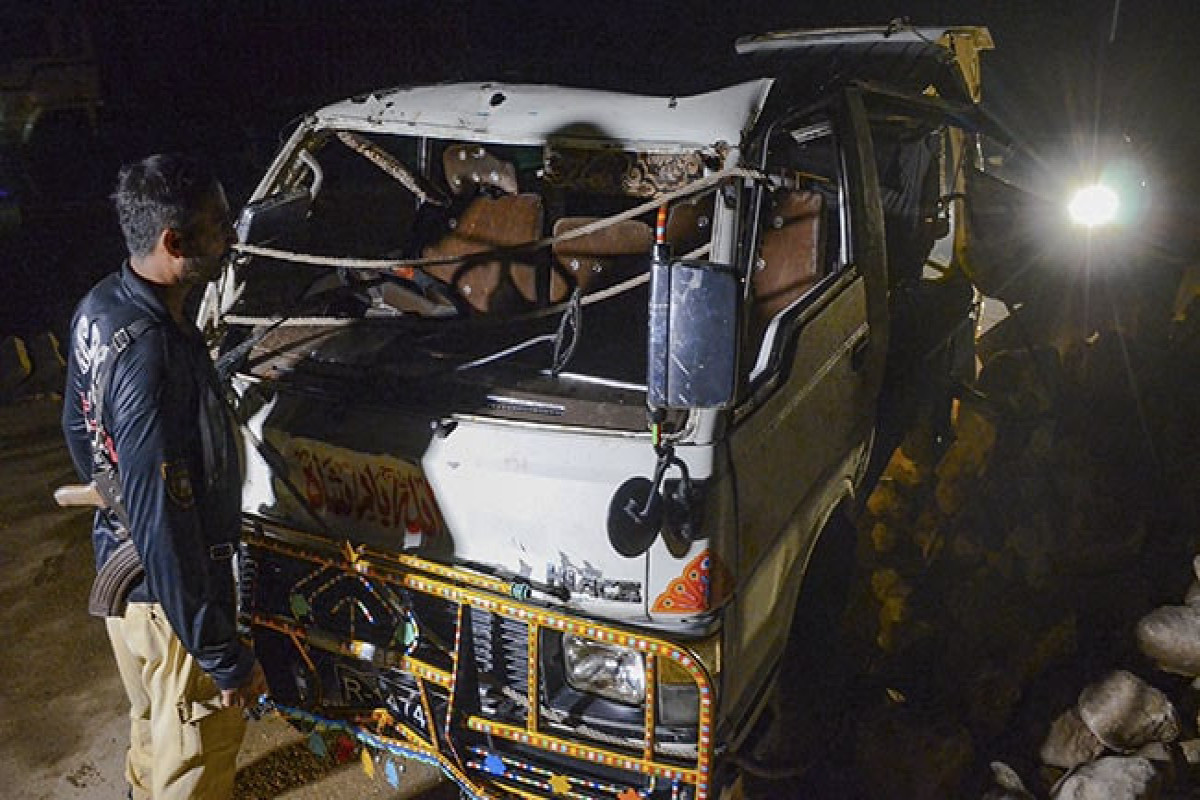 Pakistanda avtobus xəndəyə düşüb, 20 nəfər ölüb