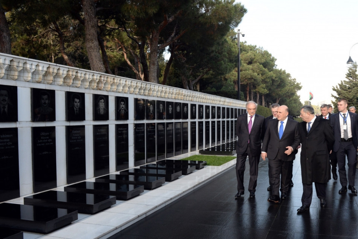 Премьер-министр России посетил Аллею почетного захоронения и Аллею шехидов