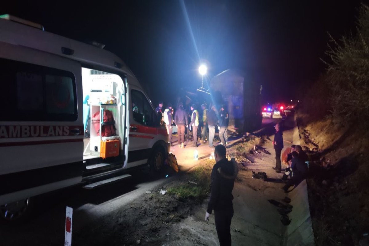 Türkiyədə mikroavtobus qəzası nəticəsində 3 nəfər ölüb