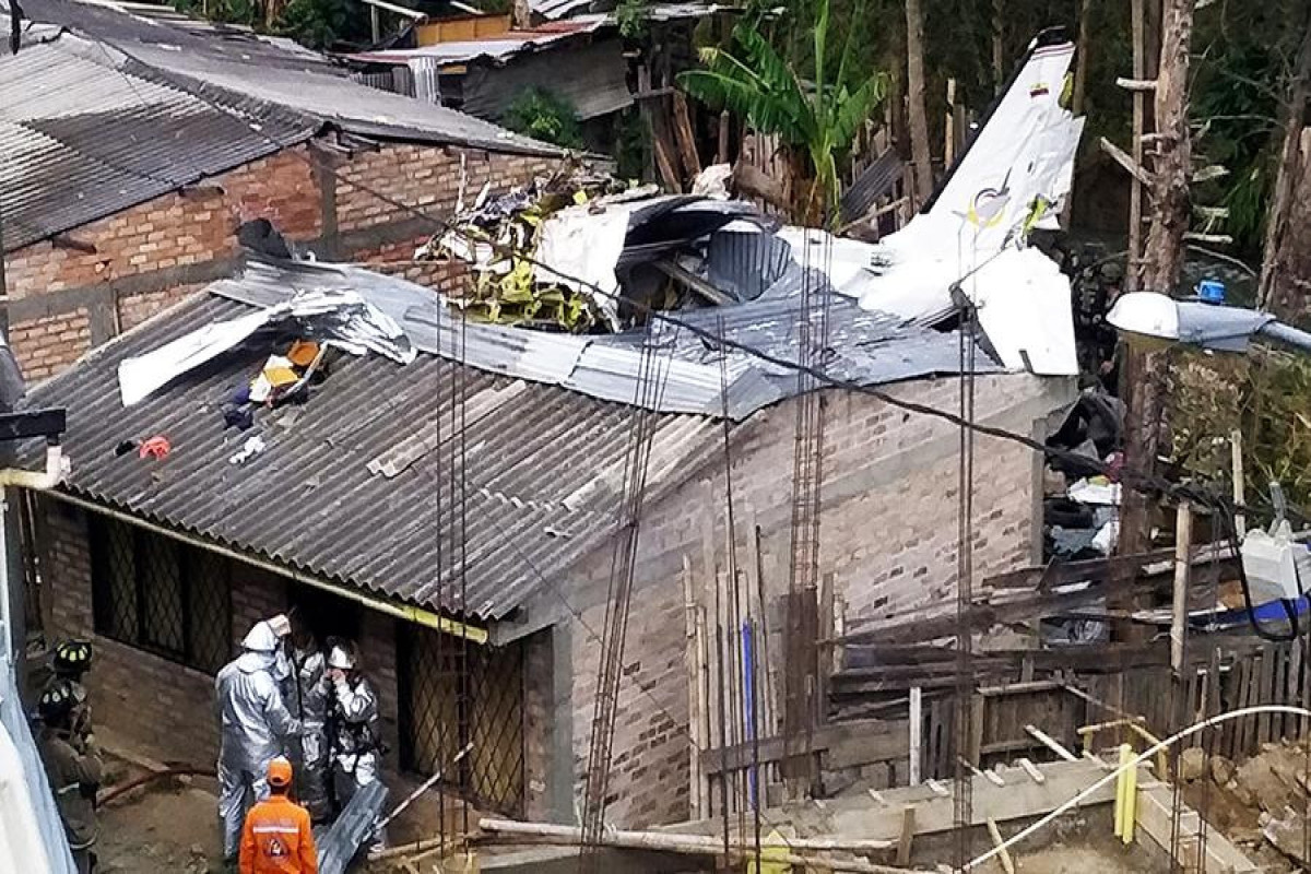 В Колумбии самолет с пассажирами рухнул на жилой квартал, 7 человек погибли