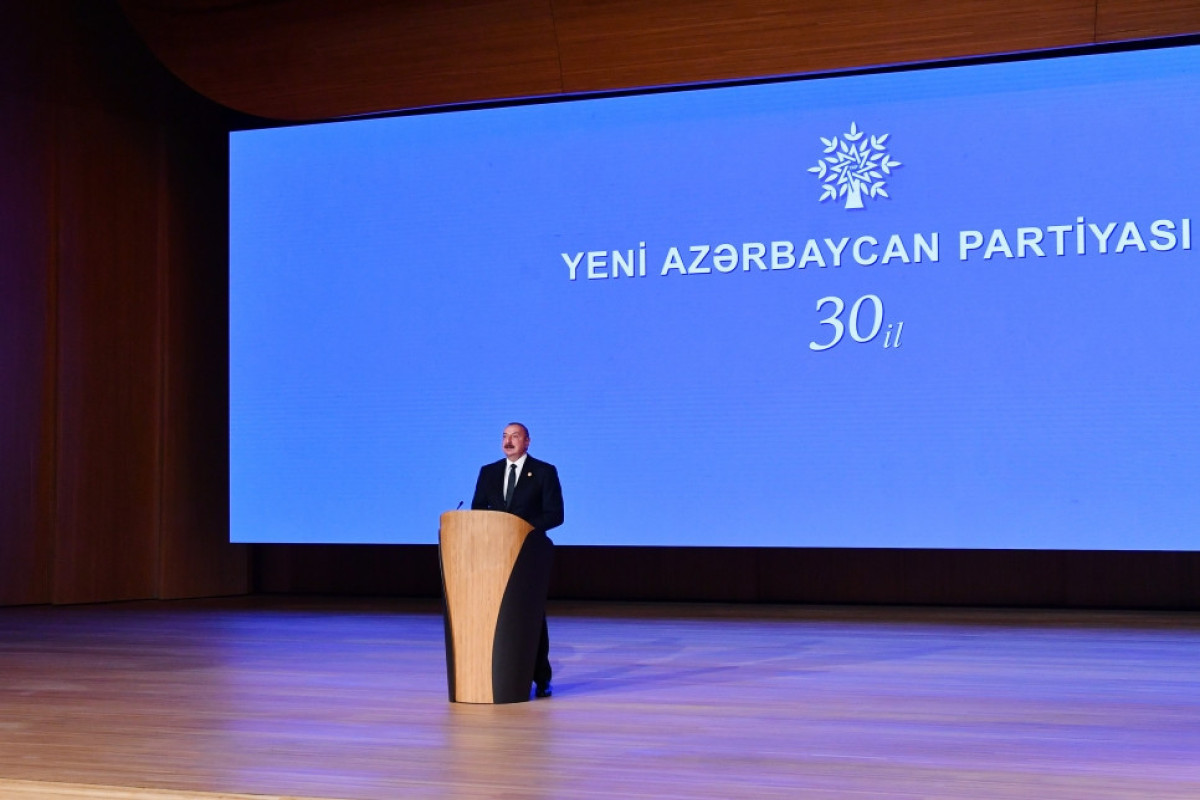 Президент: Если бы тогда азербайджанский народ не обратился к Гейдару Алиеву и не пригласил его к власти, то наша страна столкнулась бы с еще большей катастрофой