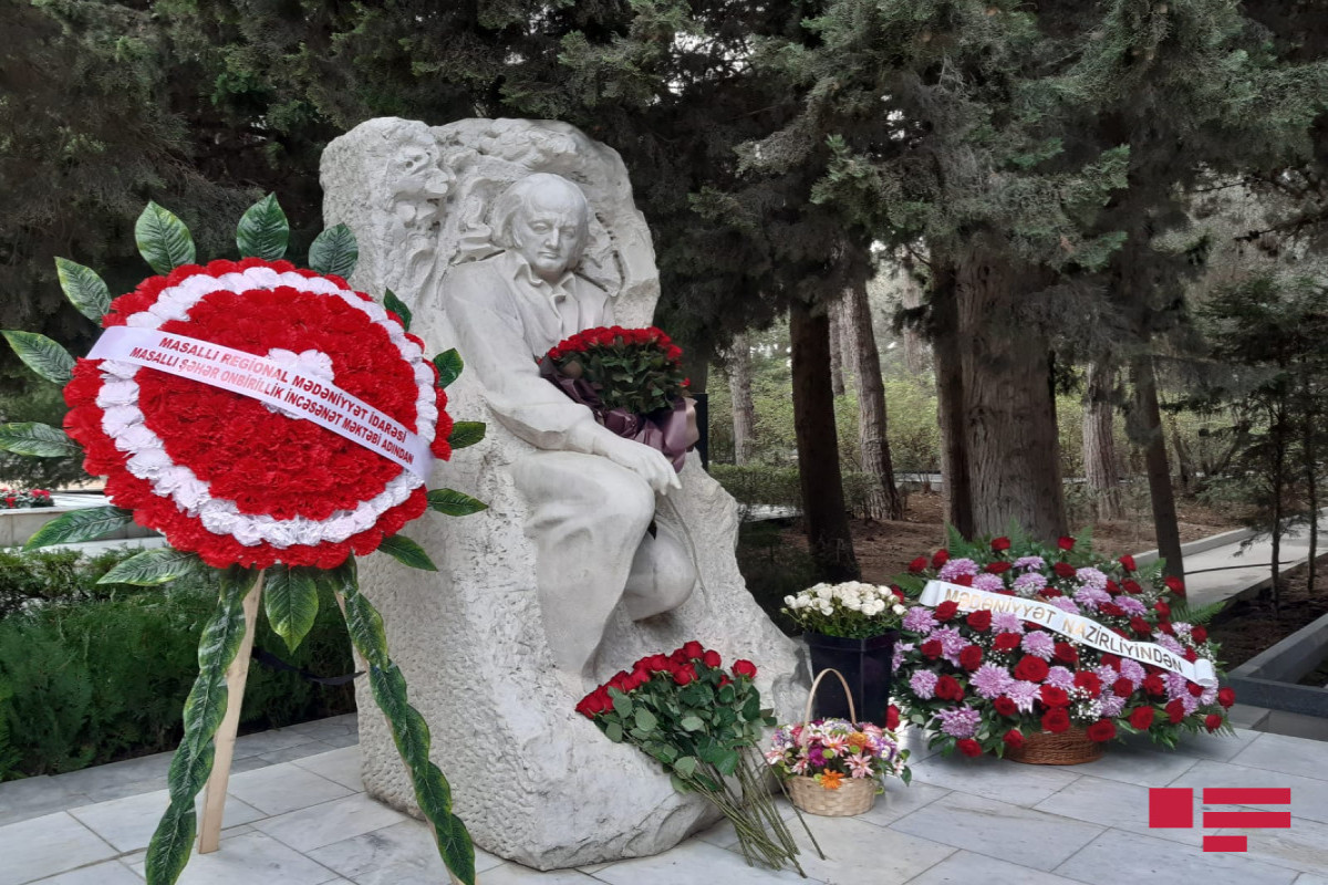 Посещена могила Фикрета Амирова