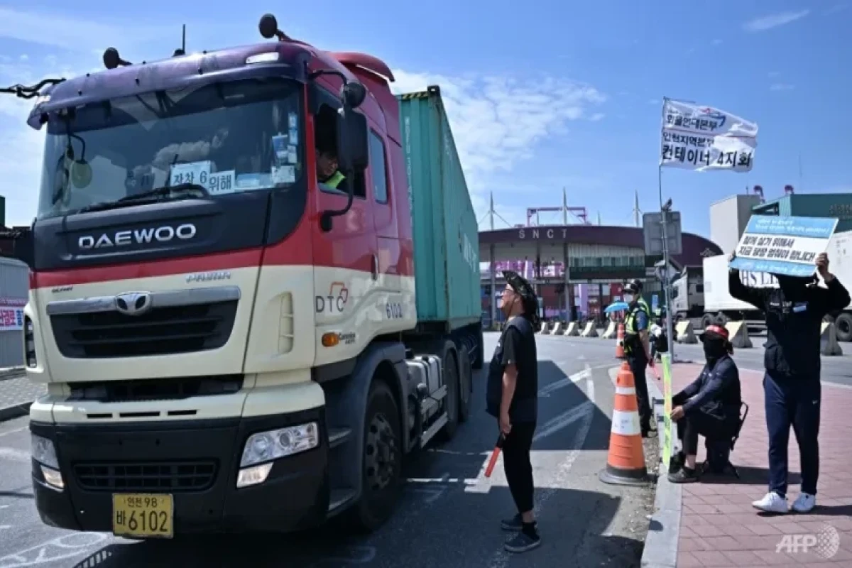 South Korea warns of supply disruptions, economic damage if truckers strike