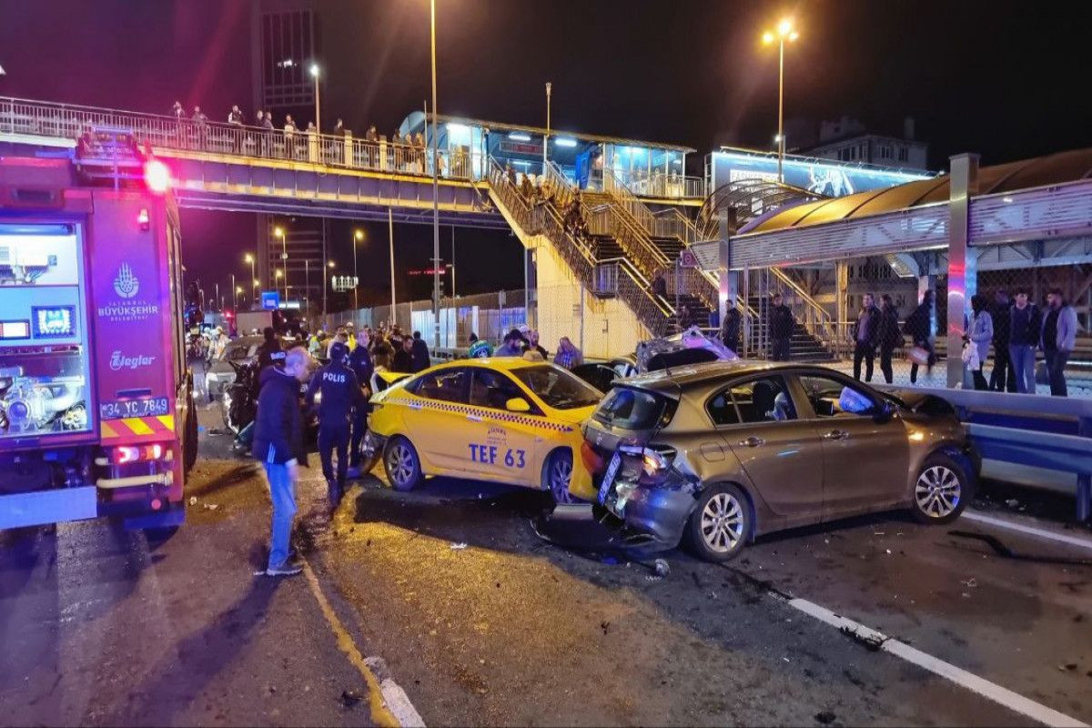 В Стамбуле произошло цепное ДТП, пострадали 8 человек