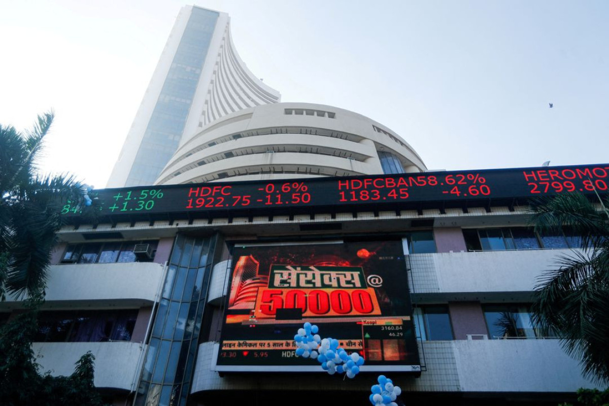 India shares gain on banking boost, track global peers