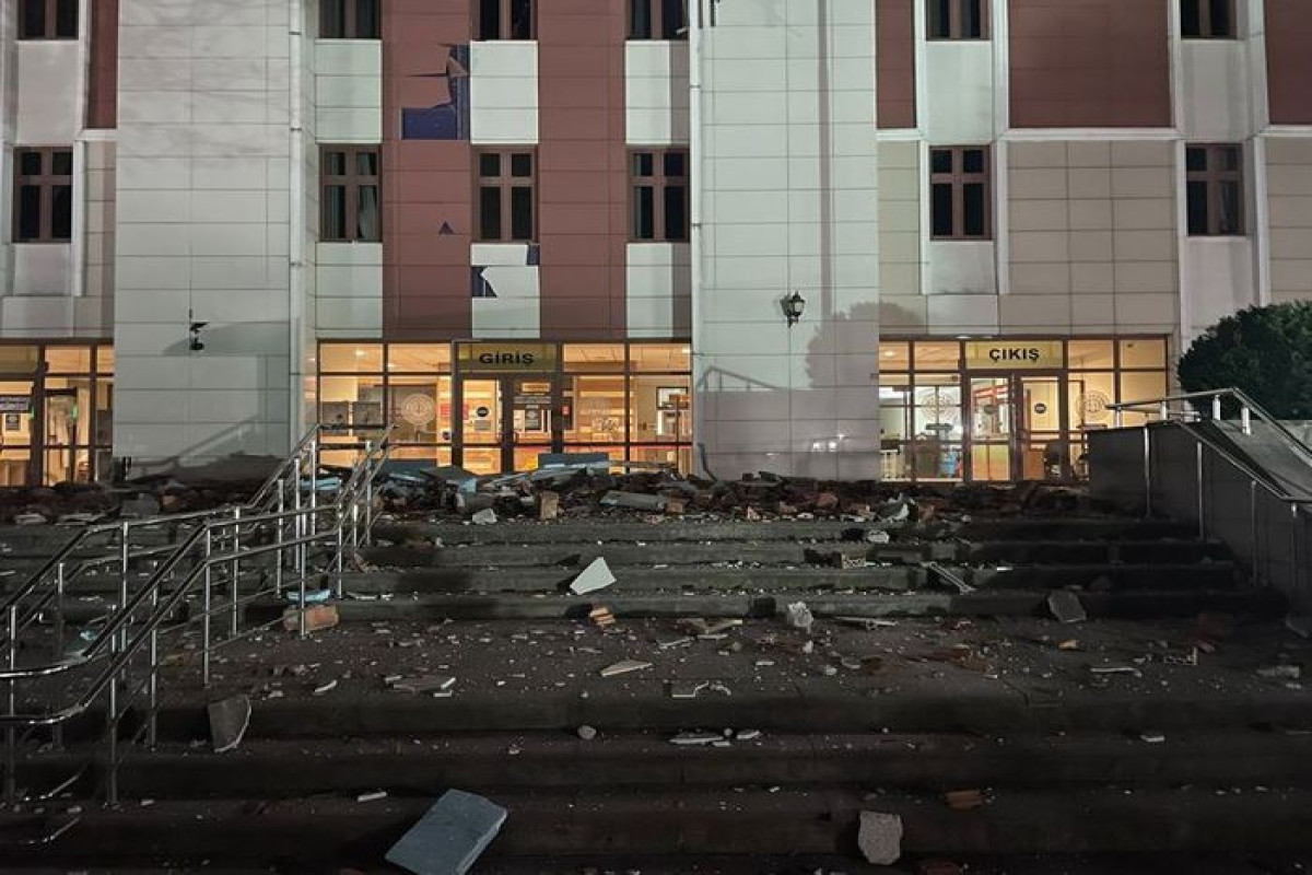 Число пострадавших при землетрясении в Турции достигло 50,  в трех районах отменены занятия в школах  -ОБНОВЛЕНО-3 -ФОТО 
