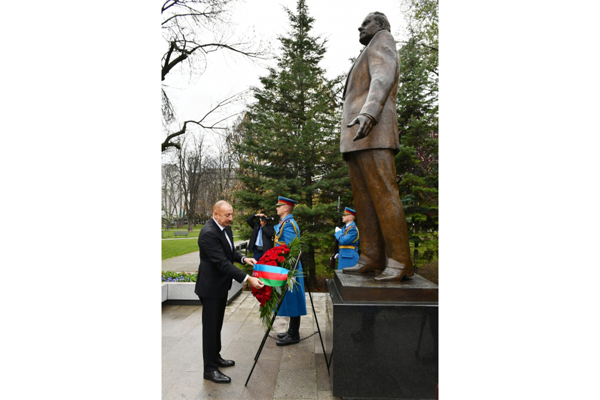 Президент Ильхам Алиев посетил в Белграде памятники Гейдару Алиеву и Милораду Павичу
