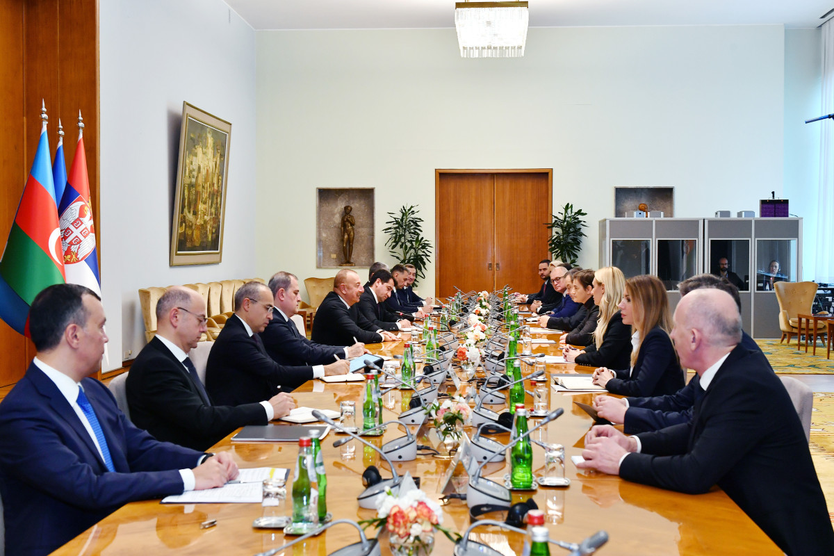 Состоялась встреча Президента Ильхама Алиева с премьер-министром Сербии в расширенном составе