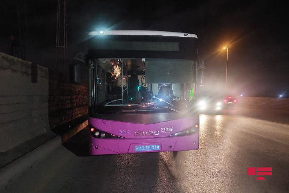 Bakıda minik avtomobili avtobusla toqquşub  - FOTO   - YENİLƏNİB 