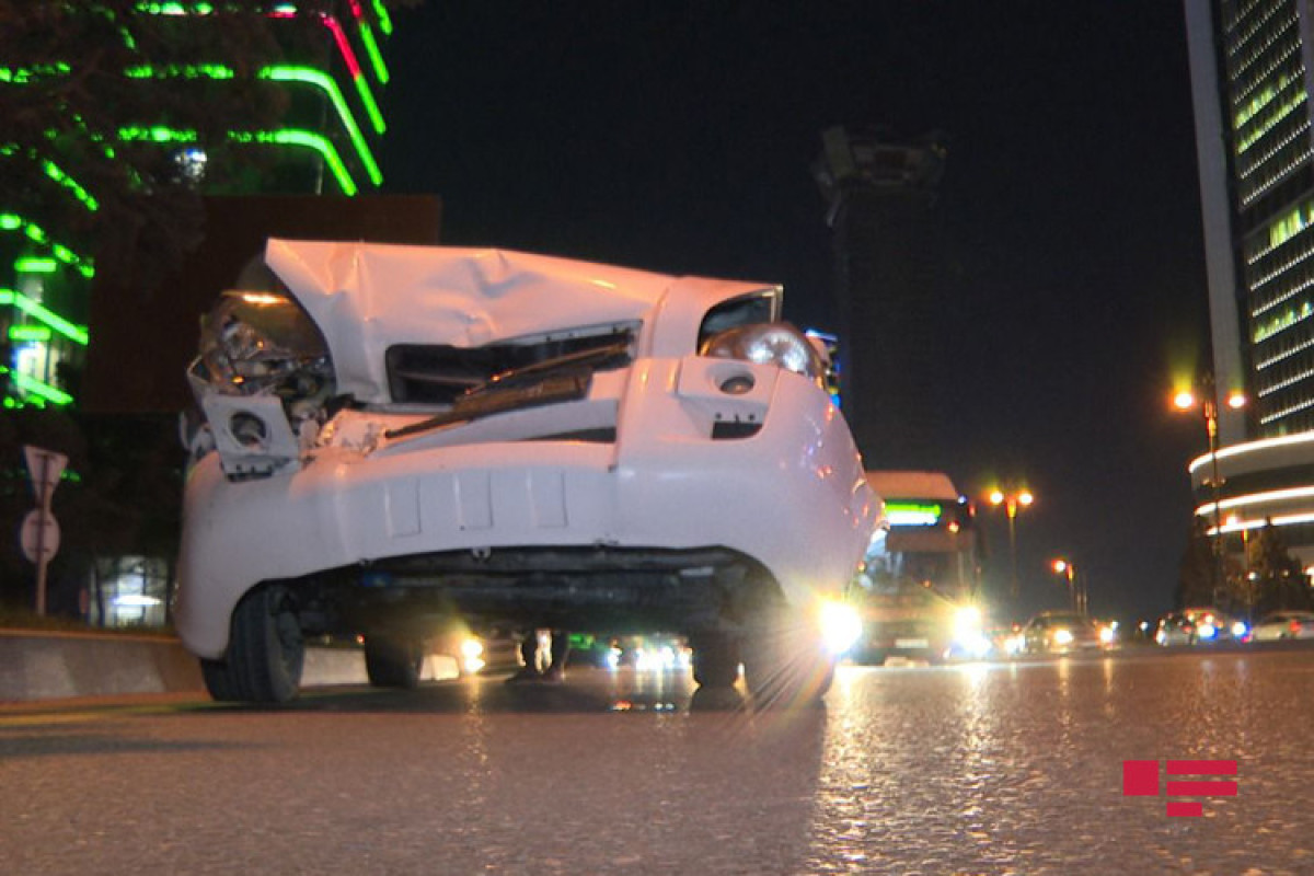 Bakıda minik avtomobili yük maşınına çırpılıb - FOTO 