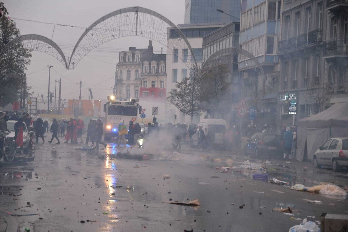 Полиция задержала около 10 футбольных фанатов после беспорядков в Брюсселе -ФОТО -ВИДЕО 