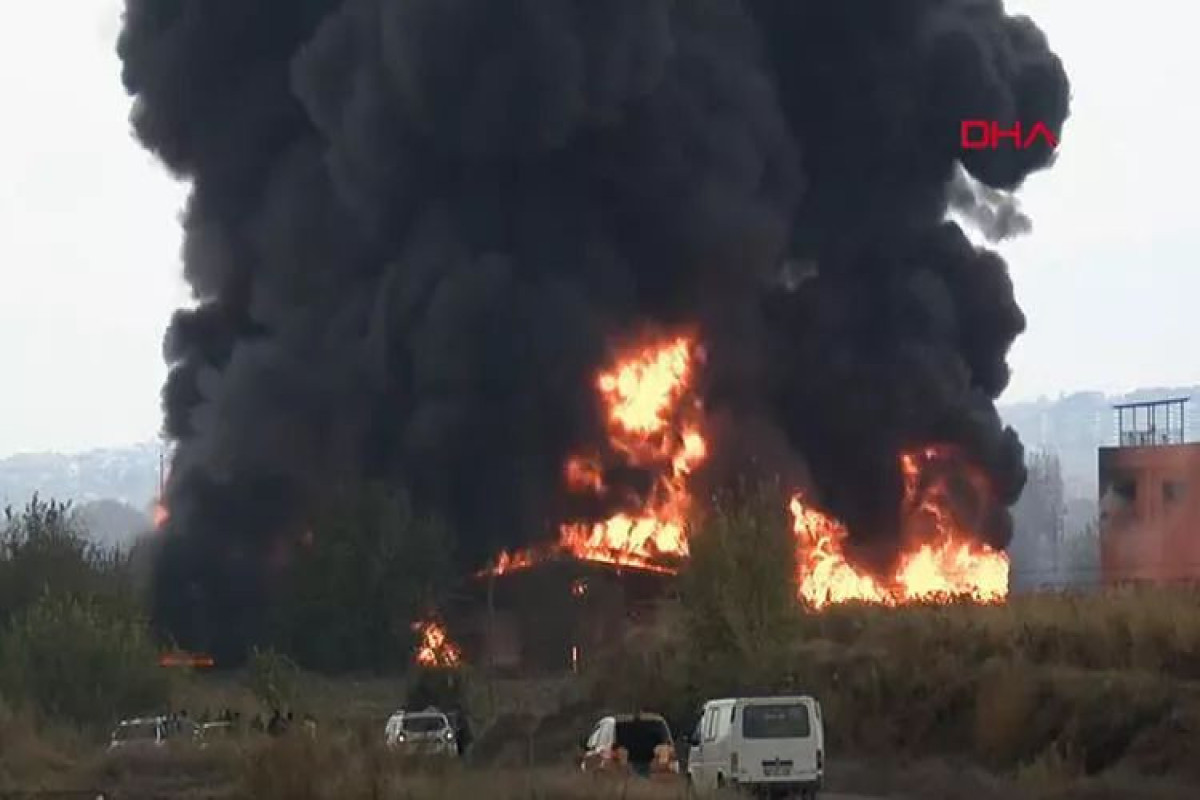 В Турции вспыхнул пожар на химической фабрике
