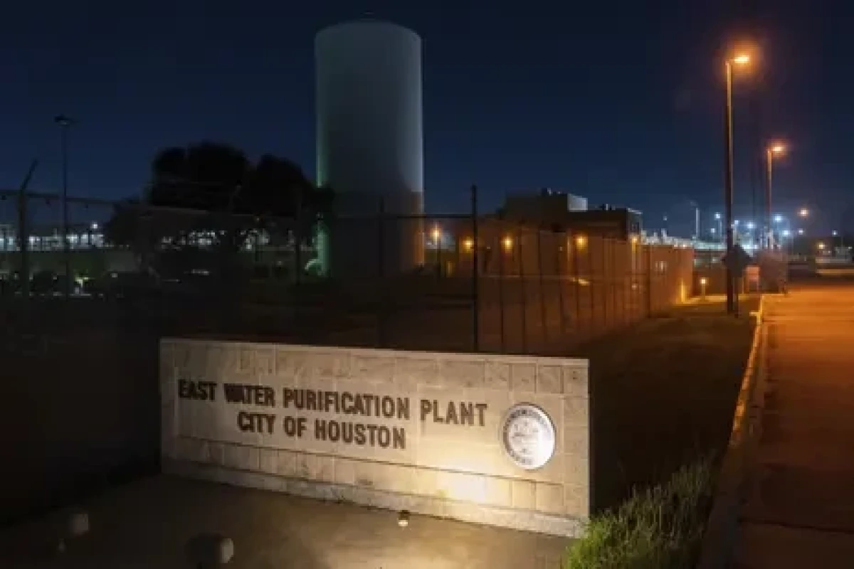 Houston issues boil water notice after treatment plant power outage