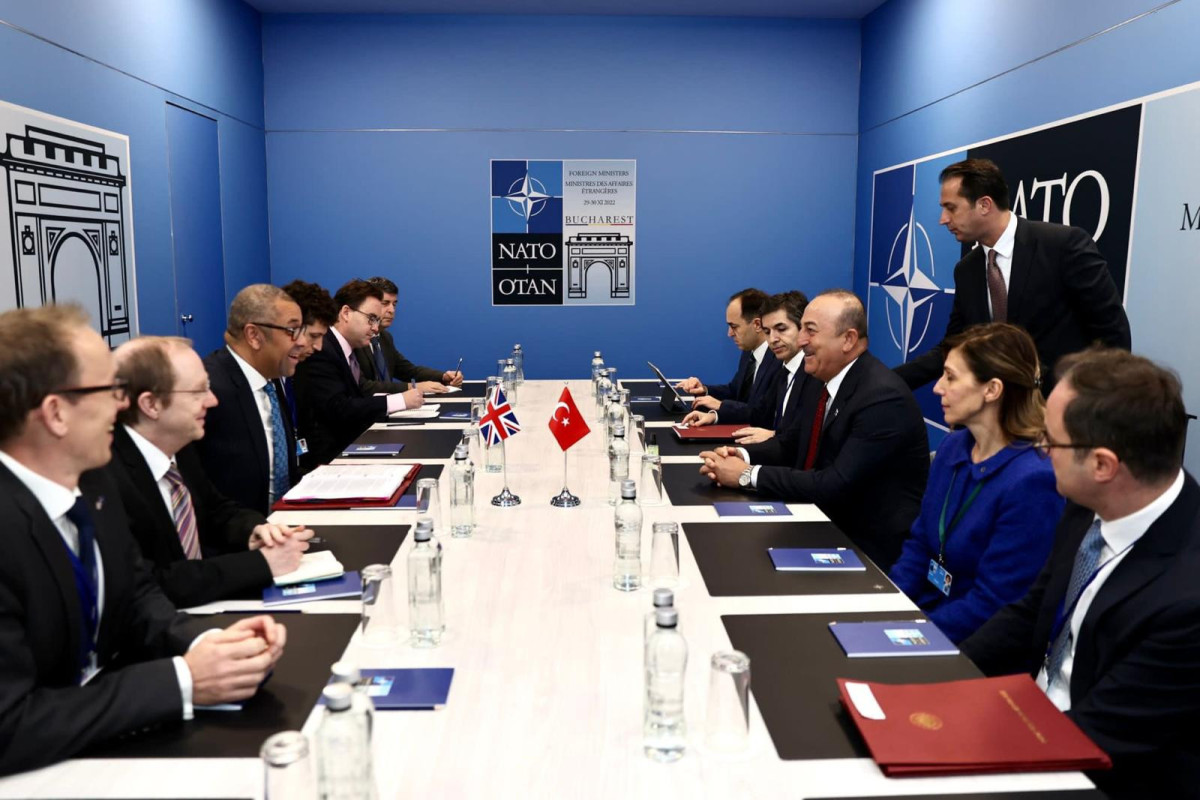 Türkiyə və Britaniya XİN başçıları Buxarestdə görüşüb