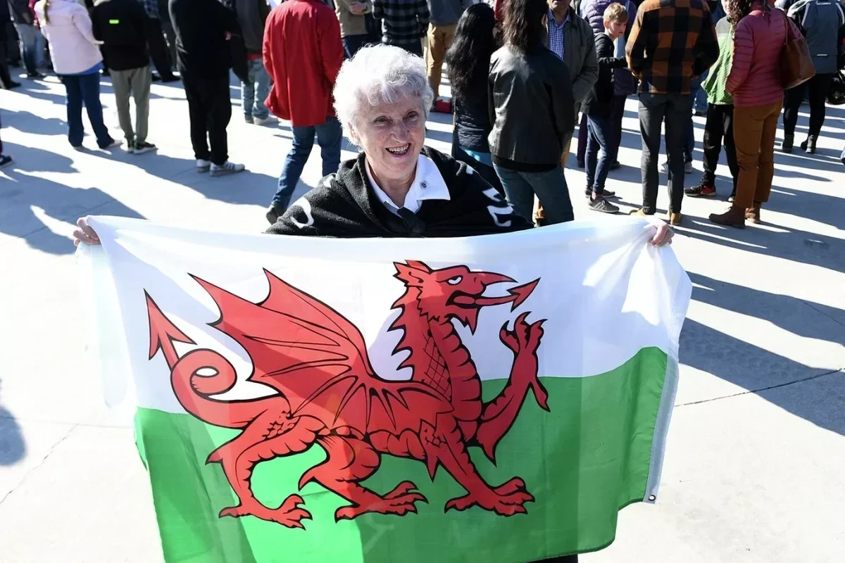 Тысячи людей в Уэльсе призвали отделиться от Британии