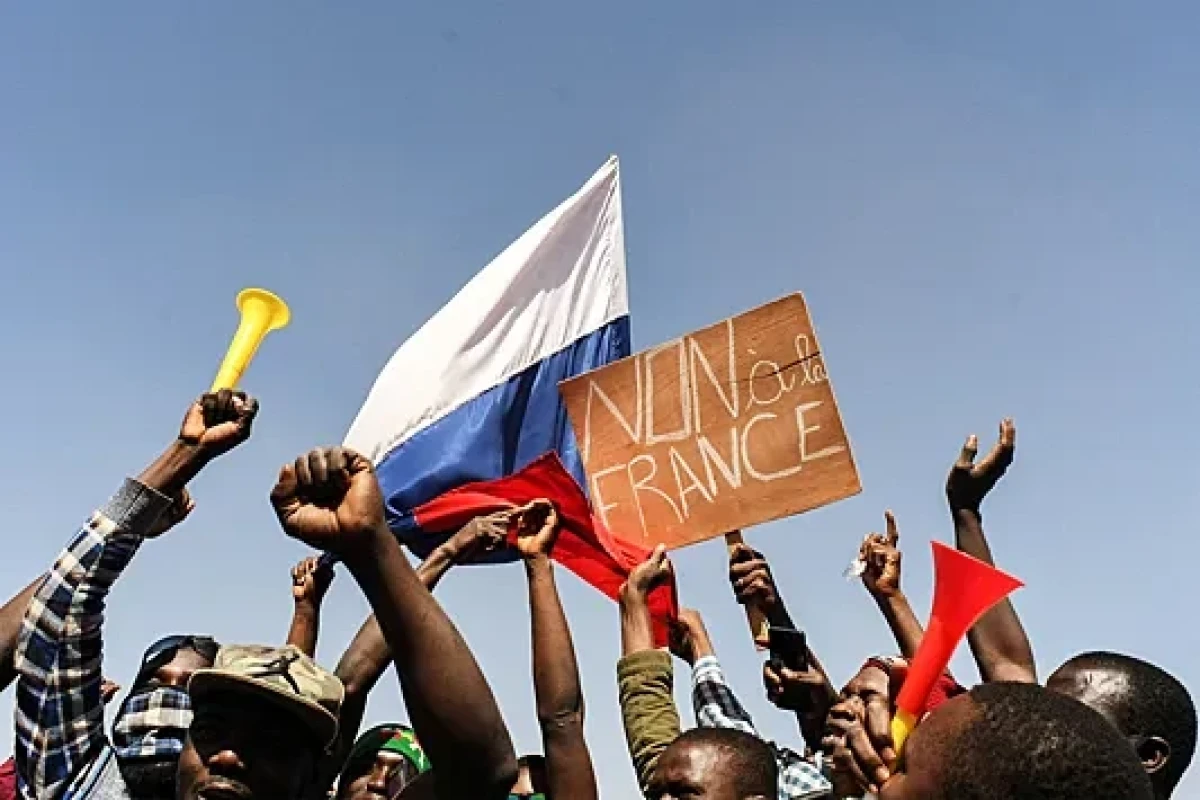 Франция осудила нападение на свое посольство в Буркина-Фасо
