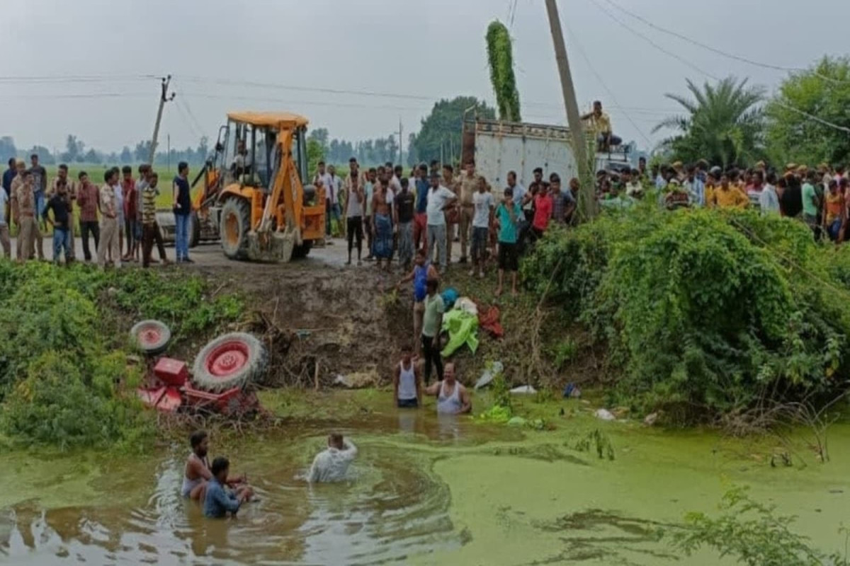 Hindistanda traktorun gölməçəyə düşməsi nətiəsində 22 nəfər ölüb