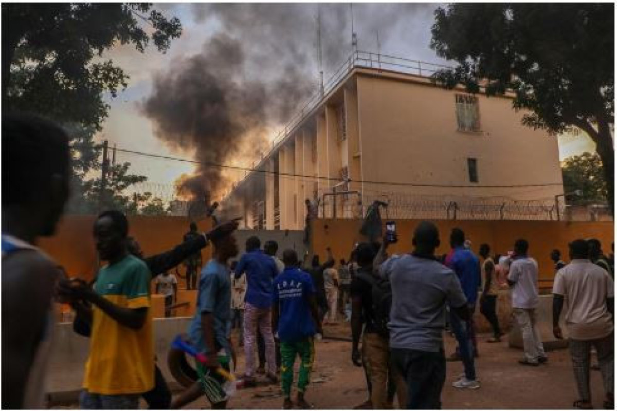 AFP: Fransanın Burkina Fasodakı səfirliyi qarşısında etiraz aksiyası keçirilir, binaya daş atılır