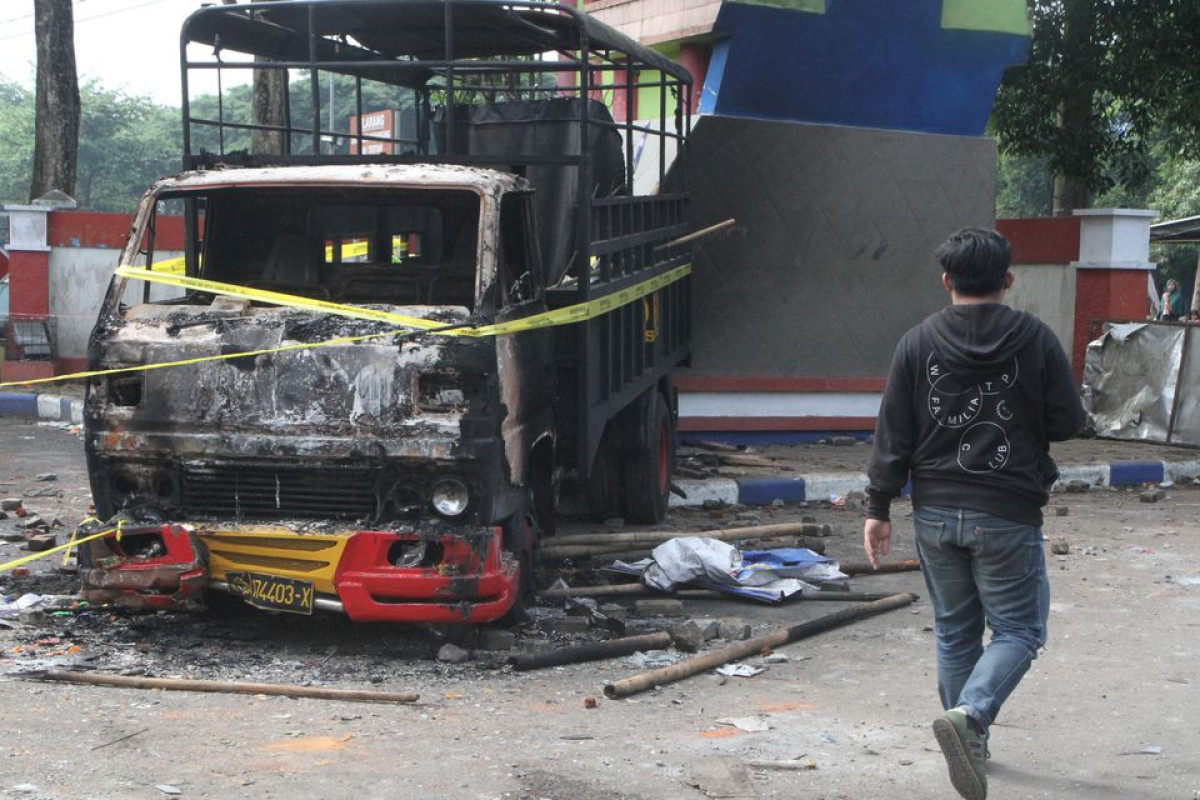 Indonesia authorities say 174 dead after soccer melee, stampede-PHOTO -UPDATED 
