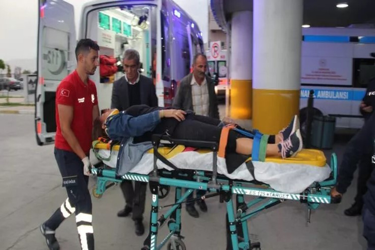 Türkiyədə mikroavtobus qəzaya uğrayıb, 21 nəfər yaralanıb