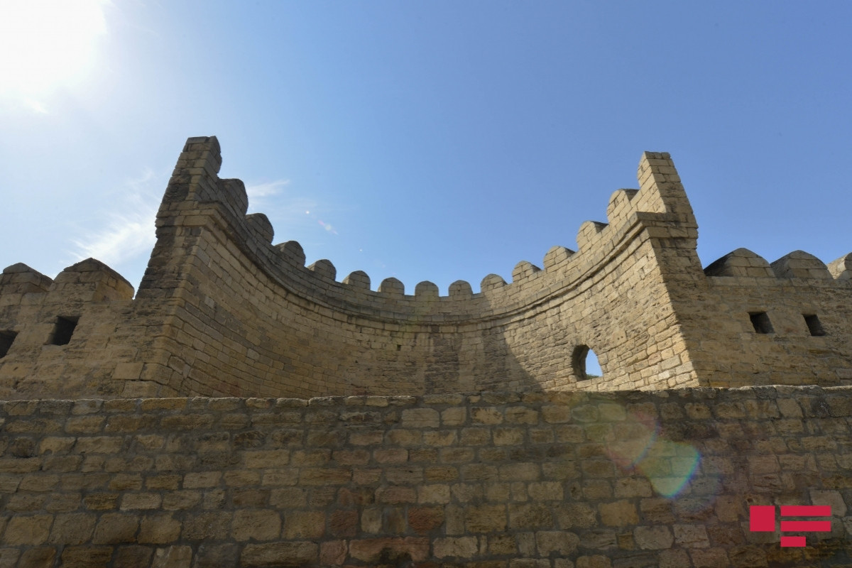 Крепостные стены Ичеришехер очищены от следов вандализма