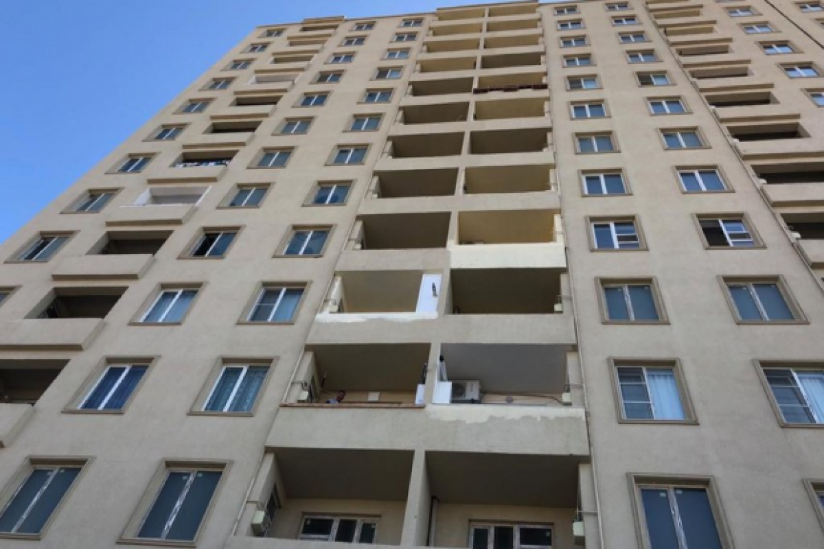 В Баку четырехлетняя девочка погибла, выпав с 4-го этажа здания