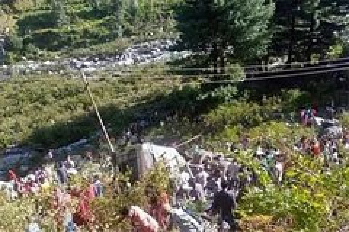 В Индии в ущелье упал автобус с пассажирами: 25 человек погибли