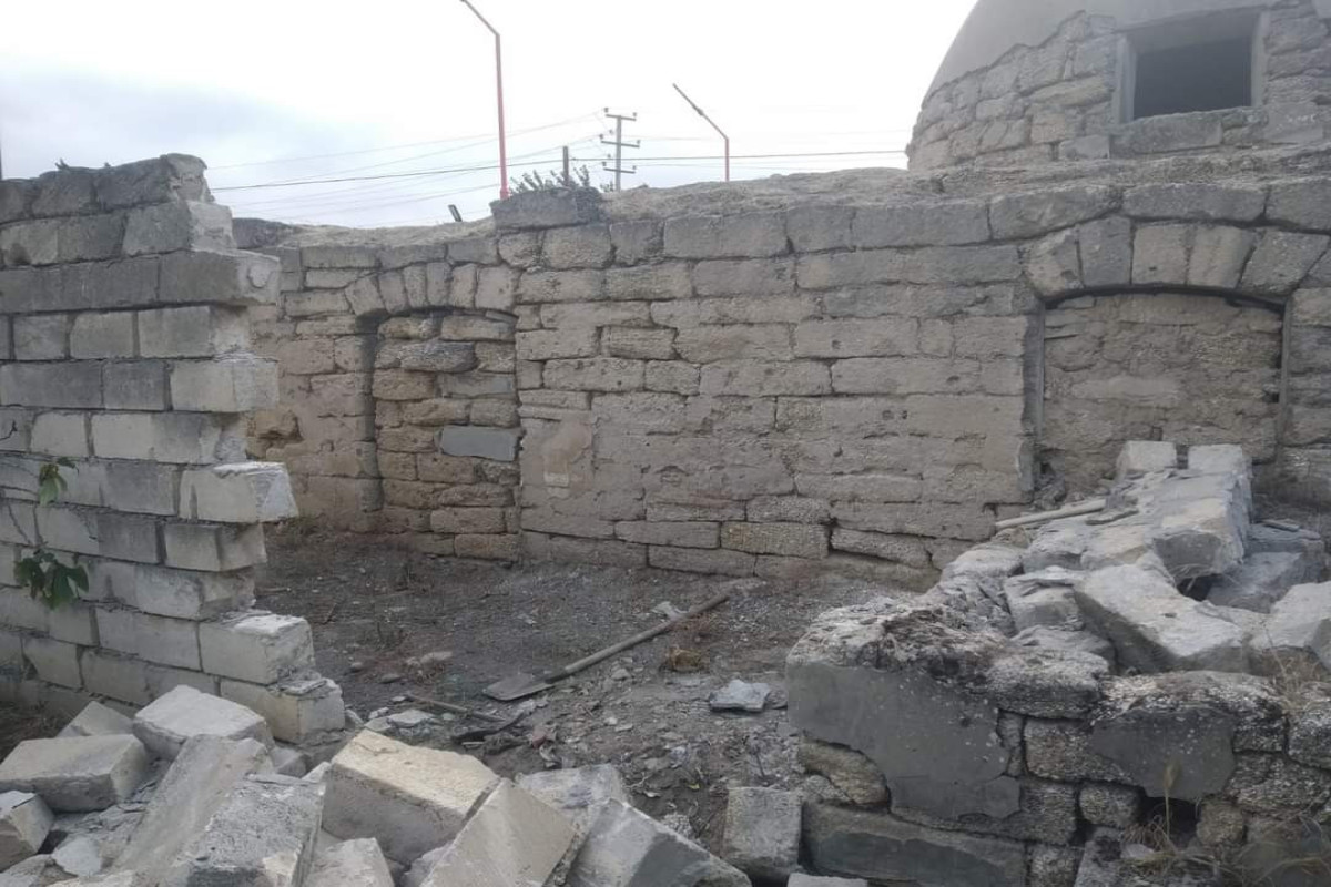 Bakıda tarixi hamamın divarına birləşdirilən hasar sökülüb - FOTO 