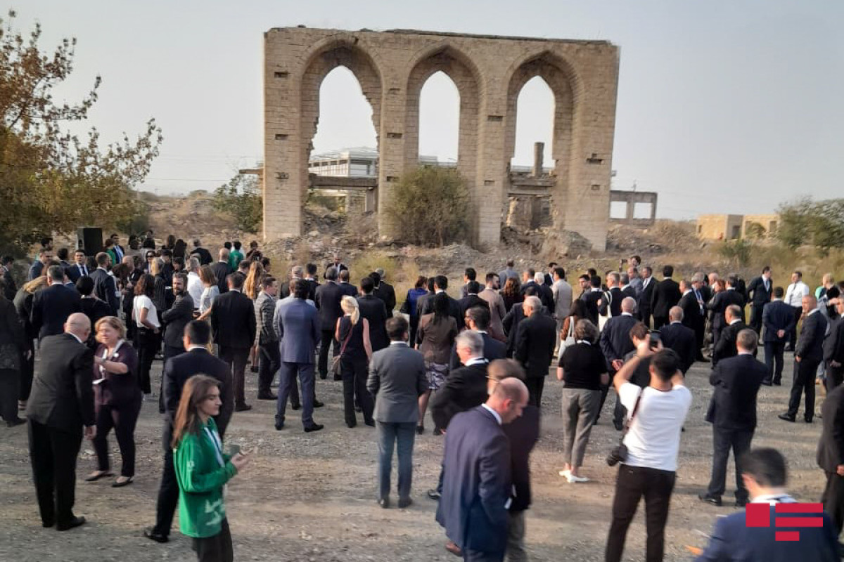 Участники Национального градостроительного форума ознакомились с руинами Агдамского театра-ФОТО 