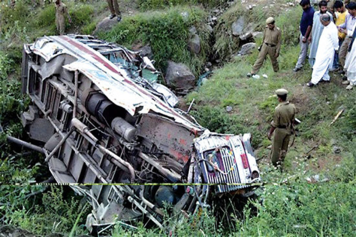 Hindistanda avtobusun dərəyə aşması nəticəsində 31 nəfər ölüb