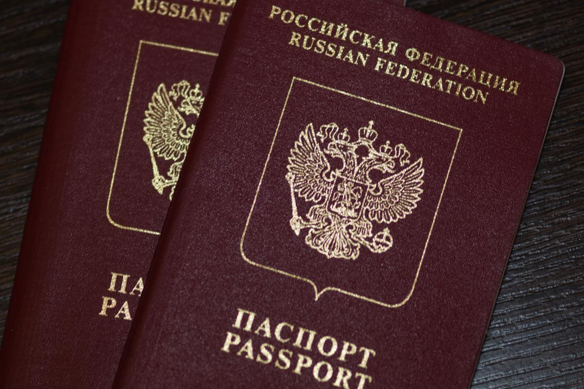 ФСБ не выпускает за границу украинцев, имеющих российские паспорта