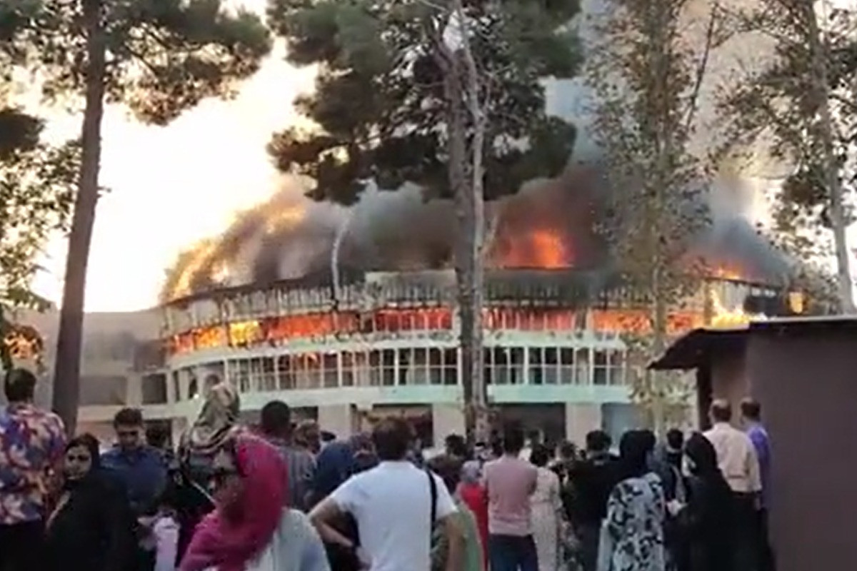 Tehranda parkda bina yanıb - VİDEO 